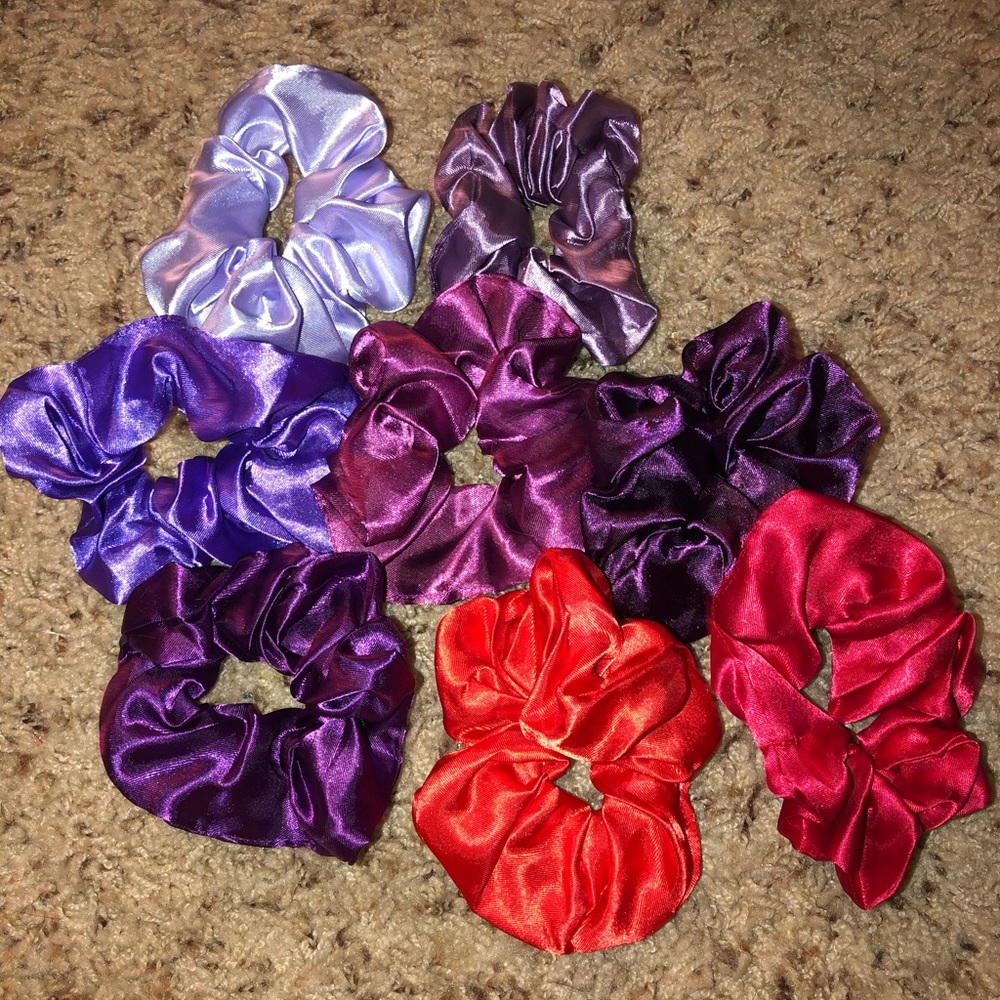 HOLD purple and red scrunchie bunch!💗